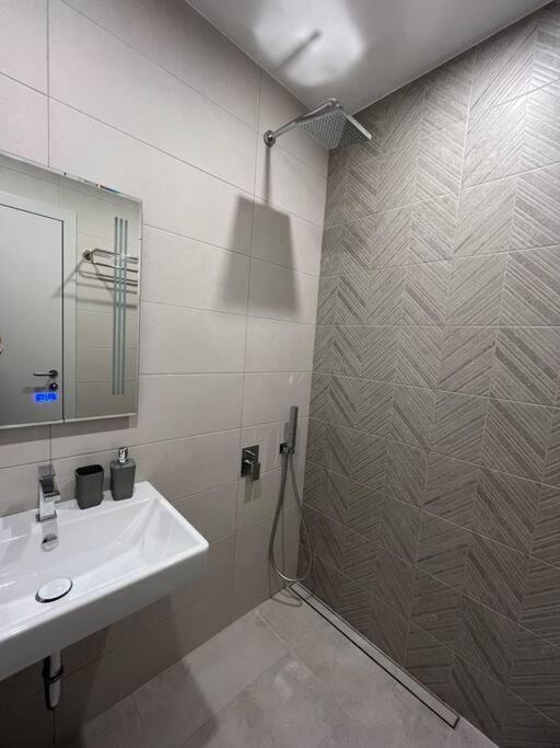 Modern City Center 2 Bedroom Apartment Sofia Exteriör bild